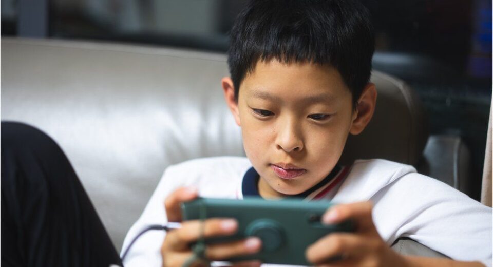 China Tech Stocks Fall on Child Smartphone Limits